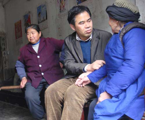 李志雄到虎城鎮(zhèn)慰問
