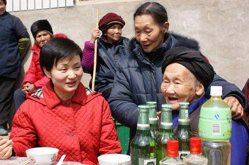 縣長(zhǎng)代小紅給全國(guó)“雙百”人物鄧平壽的母親拜壽