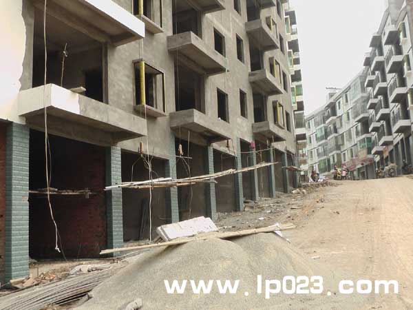 復(fù)平鄉(xiāng)正在建設(shè)中的“巴渝新居”