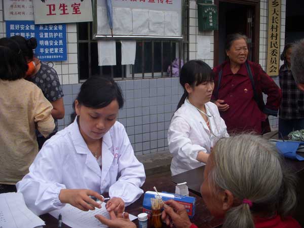 城北鄉(xiāng)衛(wèi)生院為農(nóng)戶免費(fèi)體檢