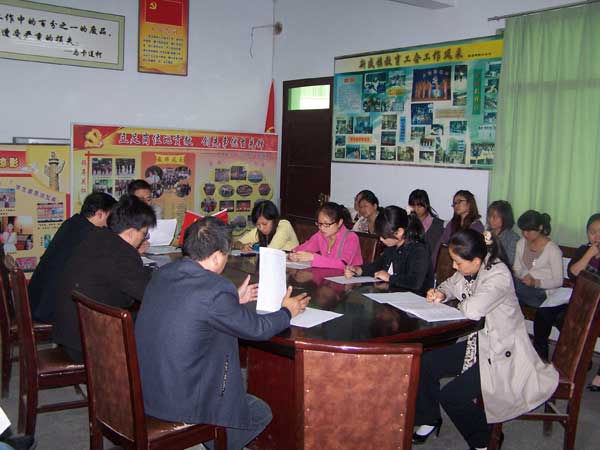 新盛鎮(zhèn)中心小學(xué)師徒結(jié)隊(duì)幫扶活動