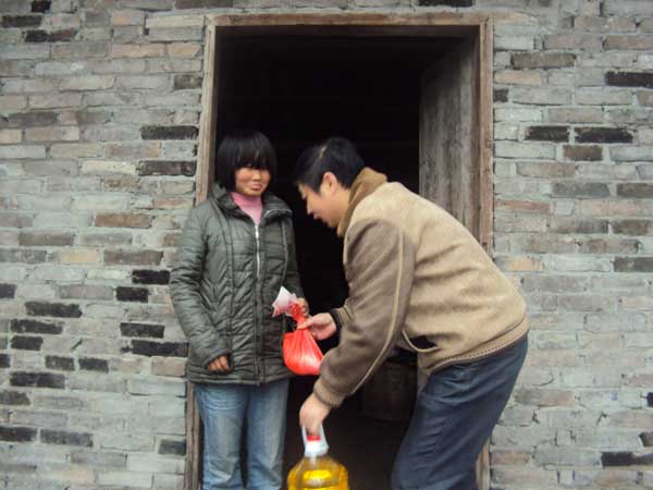 虎城鎮(zhèn)計生辦進(jìn)家入戶慰問計生困難家庭