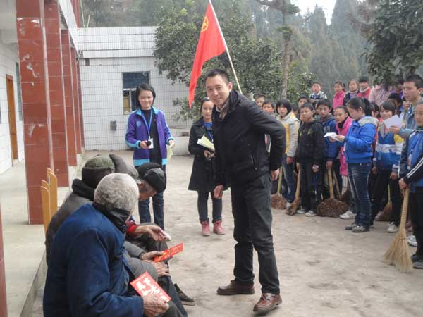 柏家中學：踐行雷鋒精神 我們在行動