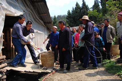 梁山街道：為貧困戶贈送種羊