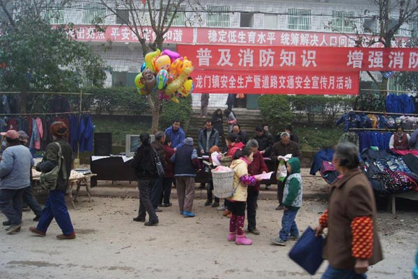 龍門鎮(zhèn)開(kāi)展安全生產(chǎn)暨道路交通安全宣傳月活動(dòng)
