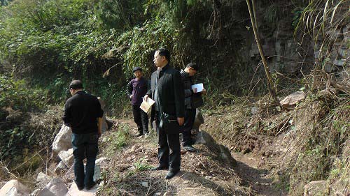 駐村領導及干部在堰渠坍塌現(xiàn)場察看