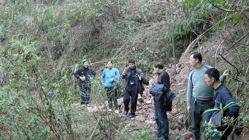 駐村領導及干部在堰渠坍塌現(xiàn)場商議解決方案