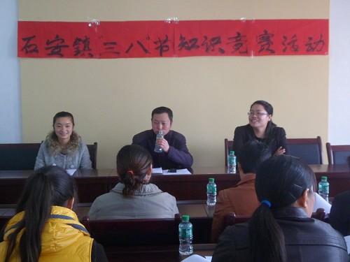 石安鎮(zhèn)婦聯(lián)組織鎮(zhèn)村婦女干部學(xué)習(xí)黨的“十八大”精神