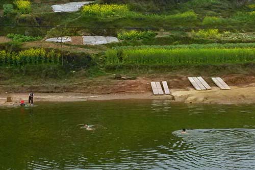 紫照鄉(xiāng)兩村民勇救溺水婦女