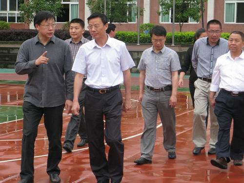 縣委副書記、代理縣長吳盛海到英利育才小學(xué)調(diào)研