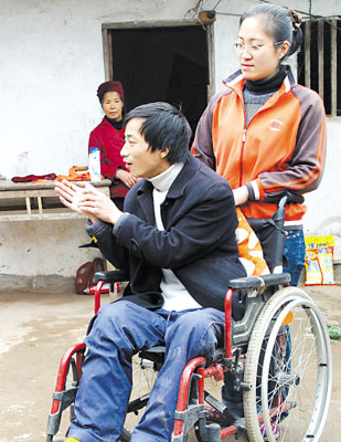 回龍鎮(zhèn)戒毒男子被砸癱瘓妻子不棄 計生委幫造試管兒