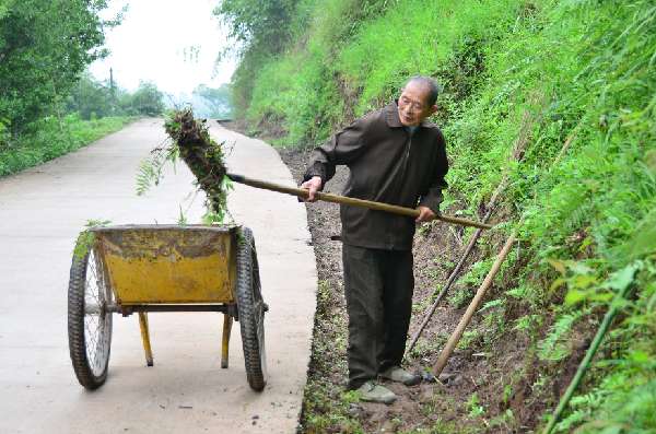 明達鎮(zhèn)退休教師護路12載 被稱“當代愚公”