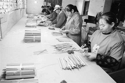 工人挑選壽竹竹片。通訊員