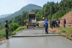 石安鎮(zhèn)大力加強(qiáng)農(nóng)村公路建設(shè)