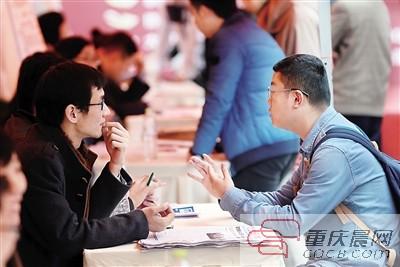 近萬(wàn)人涌入招聘會(huì) 面試官一來(lái)就問(wèn)：有沒(méi)有工作經(jīng)驗(yàn)