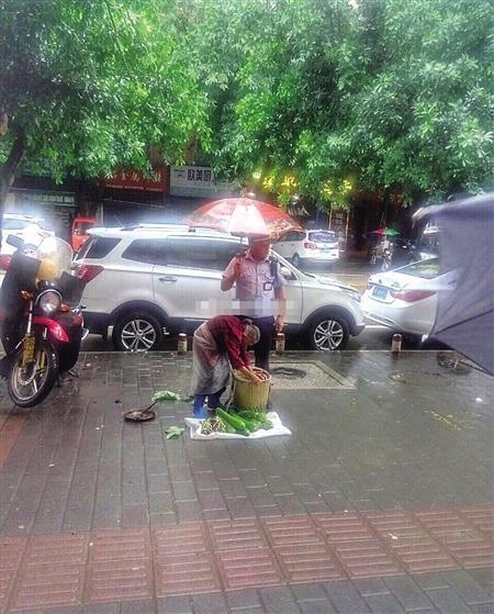 暖心！協(xié)勤為賣菜婆婆打傘 