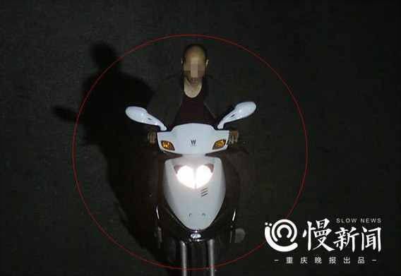 破壞車窗行竊被天眼抓拍 發(fā)型特殊分分鐘鎖定他