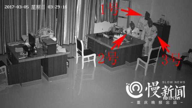 保險(xiǎn)柜大盜統(tǒng)一著裝戴頭套腳套 重慶警方一鍋端