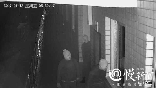 保險(xiǎn)柜大盜統(tǒng)一著裝戴頭套腳套 重慶警方一鍋端