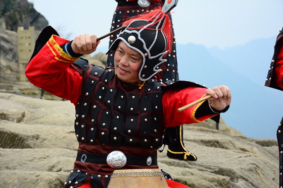 梁平癩子鑼鼓傳承人、全國優(yōu)秀文化志愿者賀志燦在梁平區(qū)滑石古寨景區(qū)表演癩子鑼鼓。特約通訊員 張常偉 攝