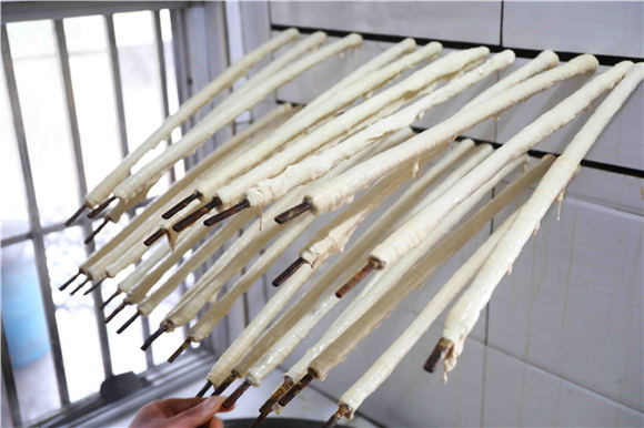 村民裹好的豆筋。劉輝 攝